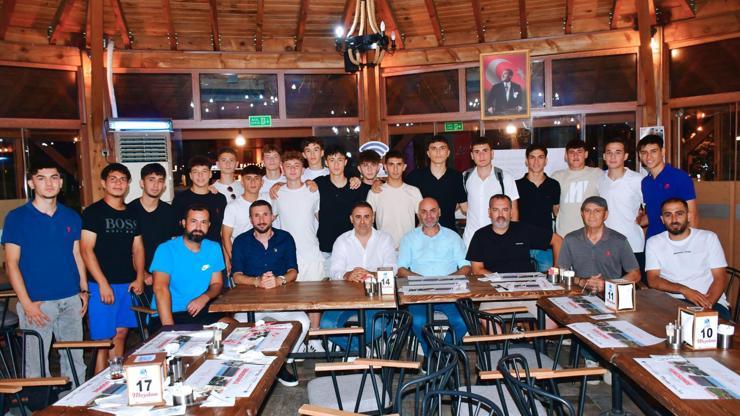 Yunusemre Belediyespor U17 Futbol Takımı moral yemeğinde bir araya geldi