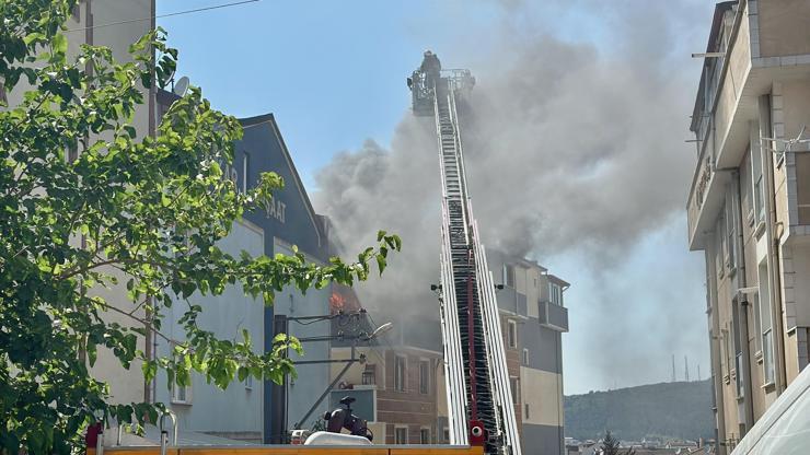 Kocaelide bir apartmanın çatısında çıkan yangın hasara neden oldu