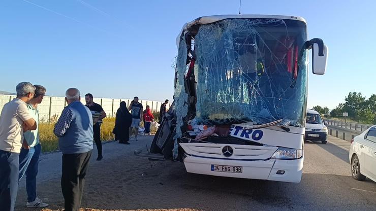 Afyonkarahisarda yolcu otobüsü TIRa çarptı: 9 yaralı