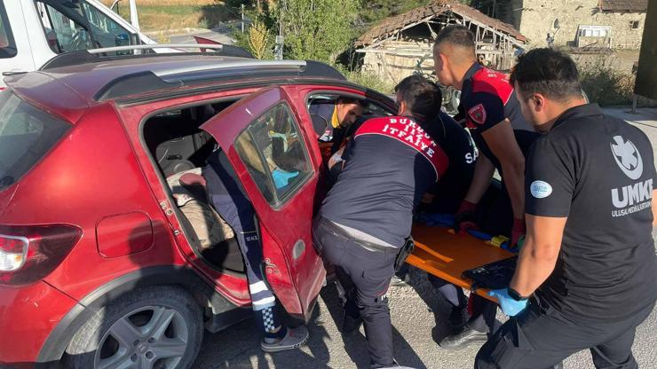 Otomobille hafif ticari araç çarpıştı: 4 yaralı