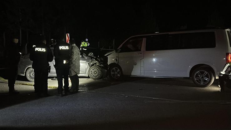 Ters şeride giren minibüs, otomobille çarpıştı: 1 ölü, 8 yaralı