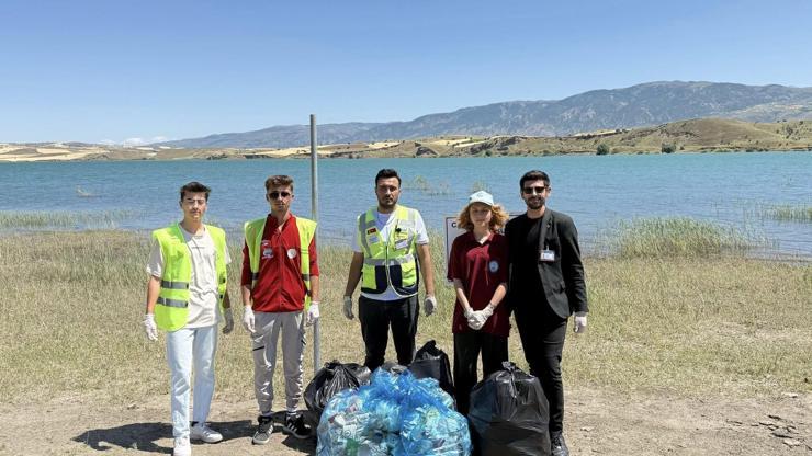 Suşehri Gençlik Kulübü üyeleri çevre temizliği yaptı
