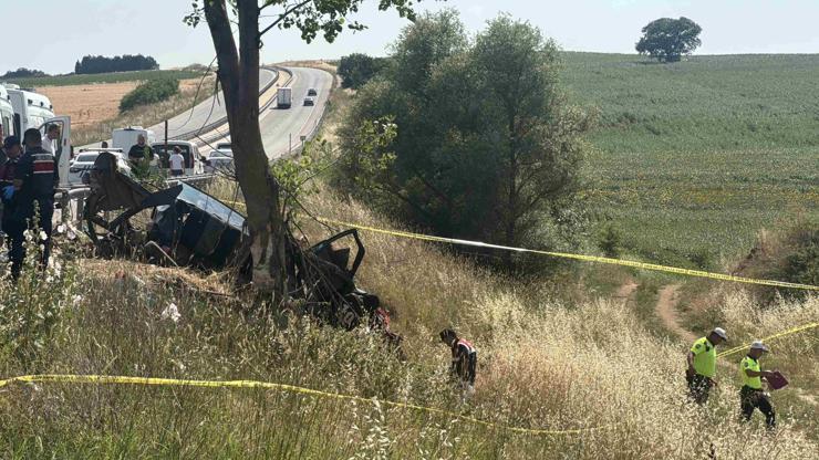 SON DAKİKA... Edirnede feci kaza Ağaca çarpan otomobildeki 2si çocuk 5 kişi hayatını kaybetti