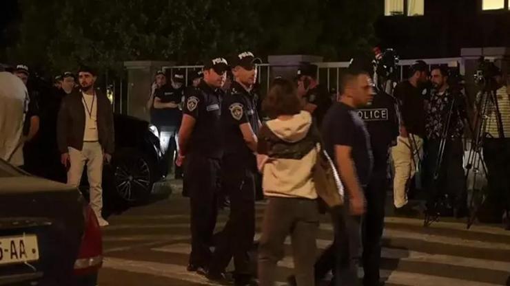 Ermenistanda darbe girişimi: Apostolik Kilisesinin merkezine operasyon Kilit isim gözaltına alındı