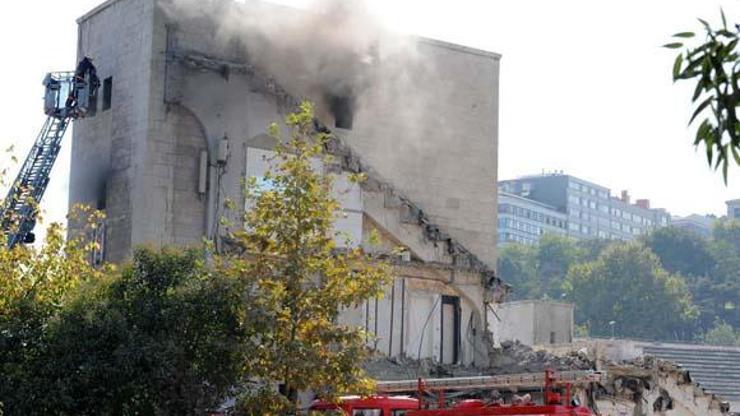 İnönü Stadında yangın