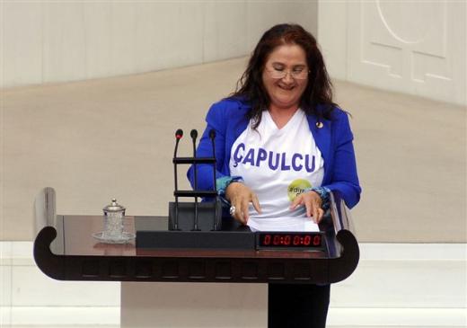 Mecliste Çapulcu tişörtü
