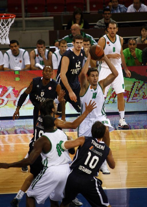 Anadolu Efes, Panathinaikosu devirdi