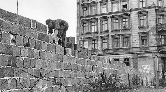 Fotoğraflarıyla Berlin Duvarının yapılış öyküsü
