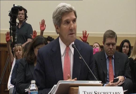 Kerry ve Hagele kanlı el protestosu