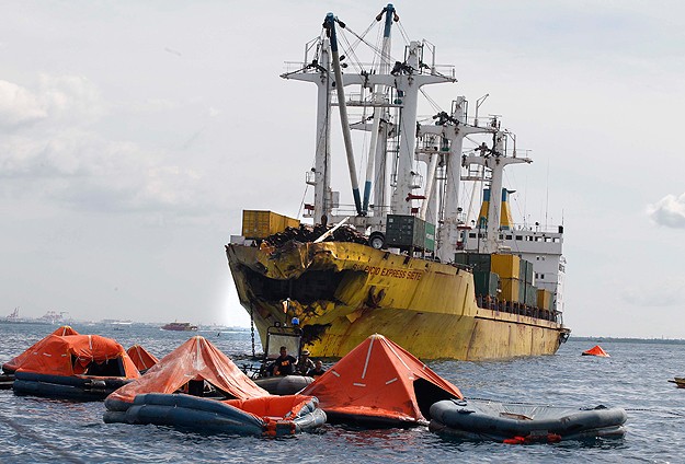 Filipinlerde feribot ile kargo gemisi çarpıştı