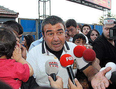 CHPden bayrak satıcısı Ali Sarıçiçeke bin bayrak