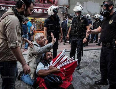 Bayrak satıcısı tahliye oldu