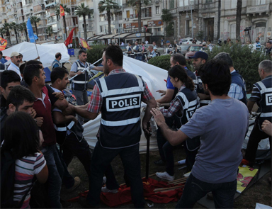 İzmirde Gezi eylemine polis müdahalesi