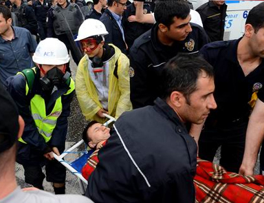 Yaralı polis eylemci sedyesinde