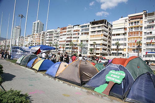 İzmirde direniş çadırları kuruldu