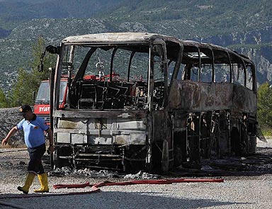 Tur otobüsü yandı, 17 turist ölümden döndü