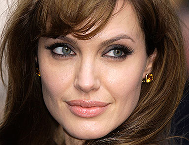 Angelina Jolie, mastektomi oldu