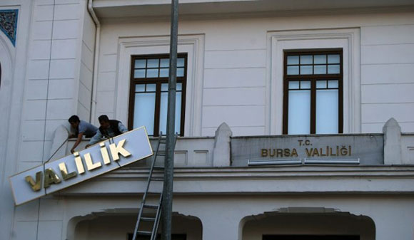 Bursa Valiliğinde tabeladan T.C. kaldırılmış