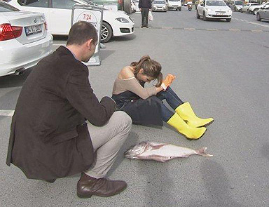 Sokak ortasında elinde balıkla ağlama krizine girdi