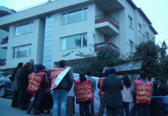 İşçilerden patronun evinin önünde protesto