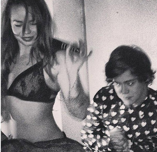 One Directionın Harrysine striptiz sürprizi