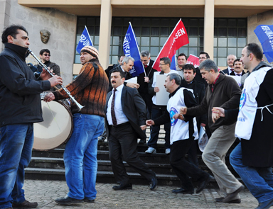 Dinçerin görevden alınmasını davullu zurnayla kutladılar