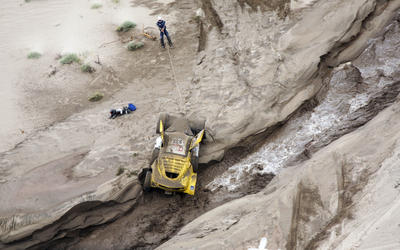 Dakar Rallisini su bastı