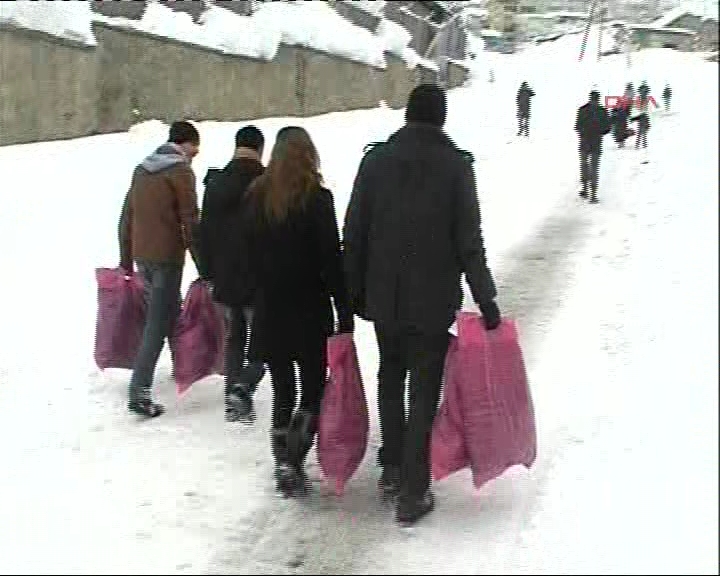 Hava soğuk ellerimi tutar mısın