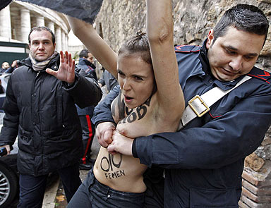 FEMEN Papanın huzurunda soyundu