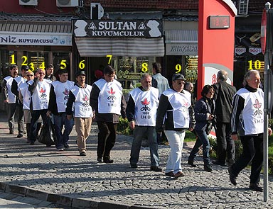 İnsan hakları için 10 kişilik yürüyüş