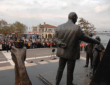 Şimdi de Atatürk anıtı krizi