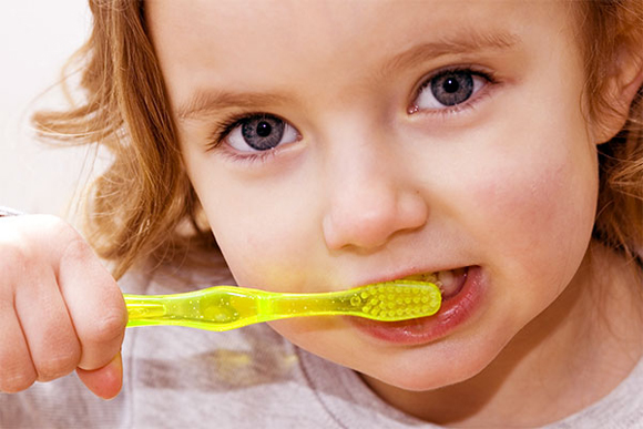 Çocuğunuza diş çürüğünüzü bulaştırmayın