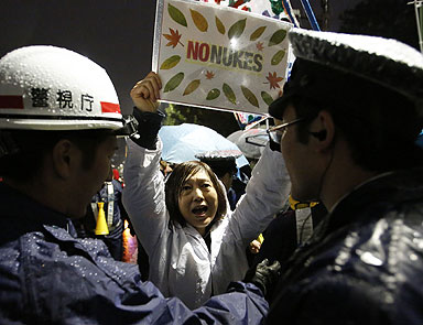 Japonlar nükleere karşı sokağa döküldü!