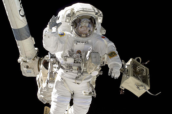 Astronotlar amonyak için uzay yürüyüşünde