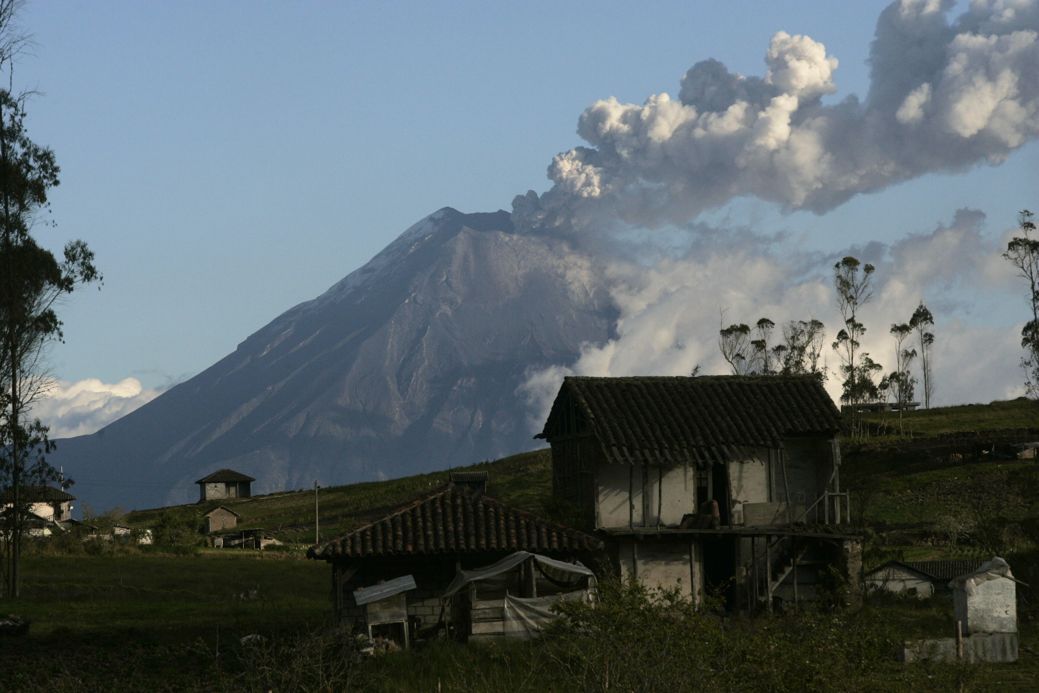 Ekvadorda yanardağ alarmı