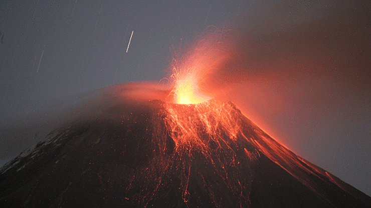 Tungurahua alev saçıyor