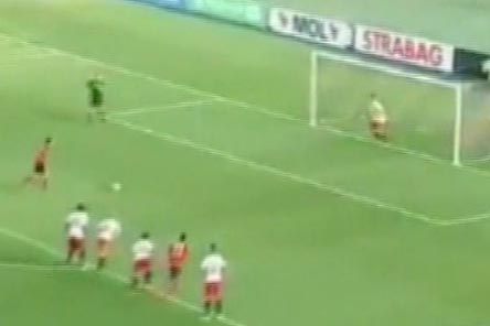 Kaleye geçen defans oyuncusu penaltıyı kurtardı