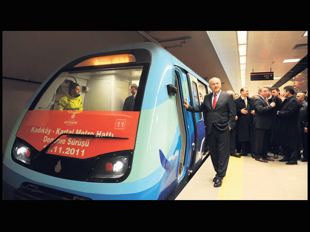 Minübüsler kalkıyor, Kadıköy metrosu geliyor