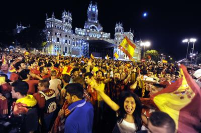 İspanyollar kupayı çılgınlar gibi kutladı