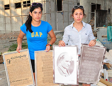 Çöpe atılan Atatürk portresine gençler sahip çıktı