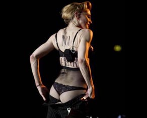Madonna bu sefer de poposunu açtı