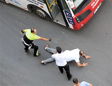 Diyarbakırda gaz sıkan trafik polisi