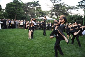 Garsonlar, davetlileri şaşırttı