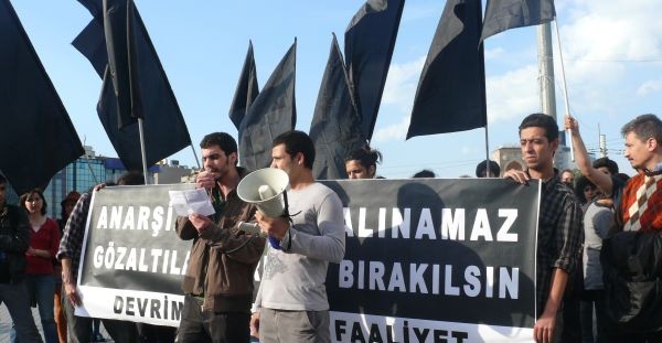 Anarşistler operasyonu protesto etti