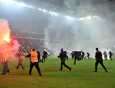 Fenerbahçeli taraftar sahaya indi