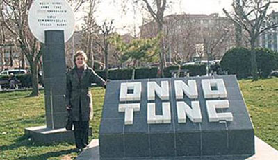 Onno Tunçun anıtını yaşatmadılar