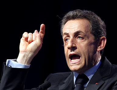 Sarkozy saldırganlıştı, fark kapanıyor
