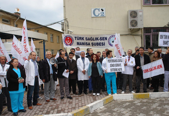 Hekimlerden Tıp Bayramında protesto