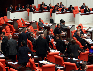 CHPli vekiller Meclisi terk etti