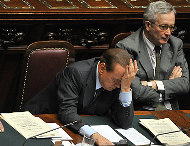Berlusconi kurtuldu ama yara aldı